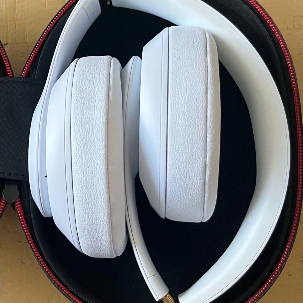 Beats Studio3 Wireless Noise Cancelling Over-Ear Headphones - Picture 10 of 10